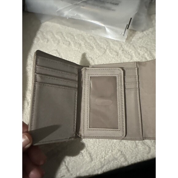 Safe Keeper Tri-Fold Wallet Zippered Coin /Card Slots Beige W/ Red Lips Sz 5X4X1 - Picture 7 of 10